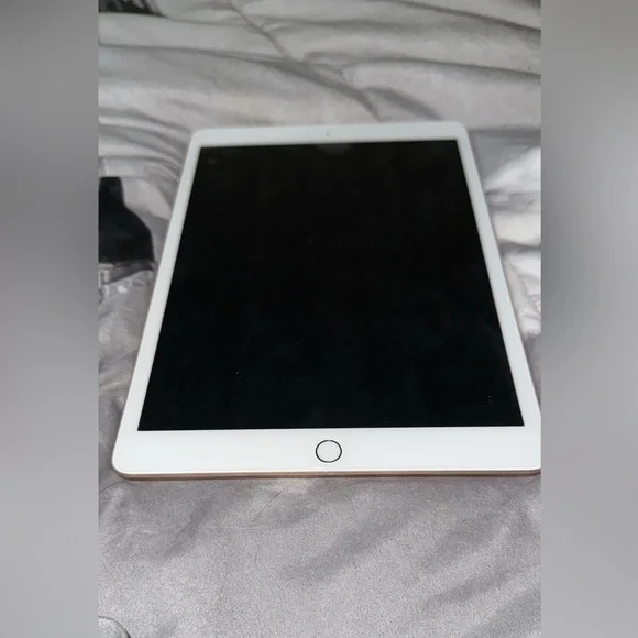 Selling rose gold ipad and Apple Pencil together